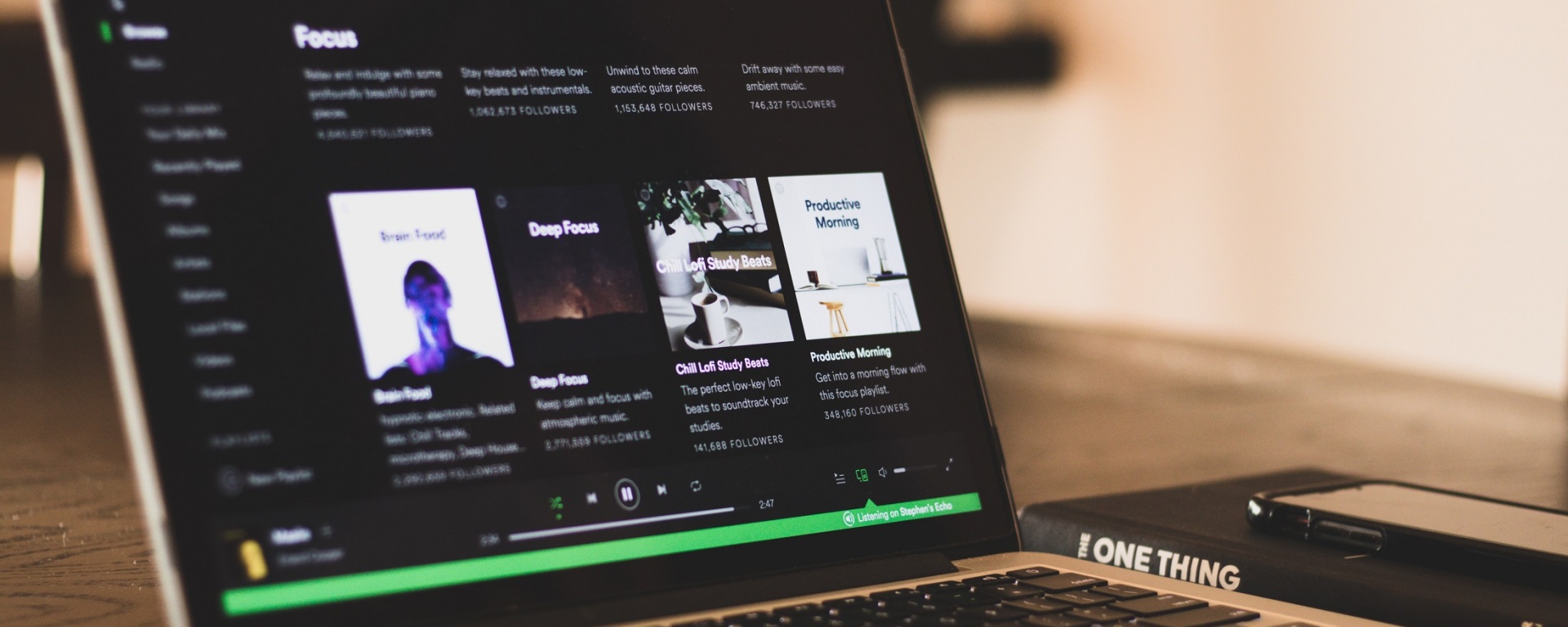 Spotify lança Trending Podcasts e Top Podcasts e passará a mostrar os podcasts mais ouvidos da plataforma.
