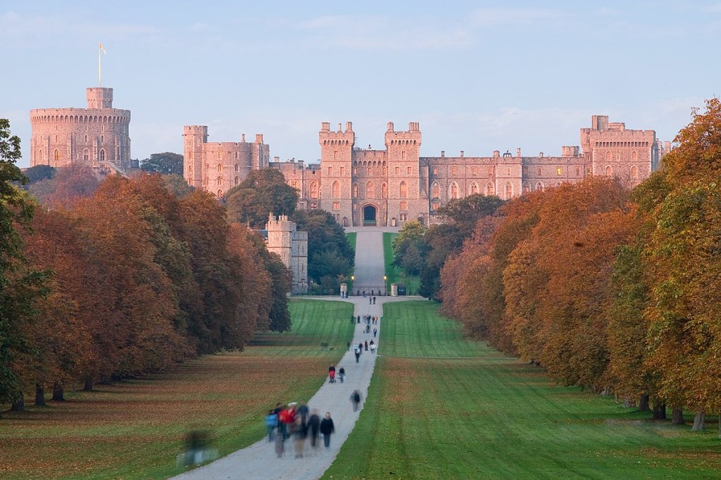 O incêndio no Castelo de Windsor, os divórcios na família real e a relação da rainha com o primeiro ministro  Sir John Major devem ser tópicos abordados na quinta temporada de The Crown.